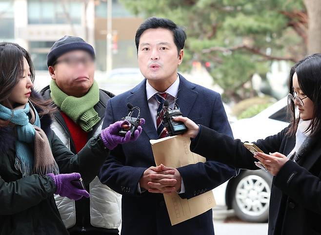 김태우 전 강서구청장이 6일 서울 마포구 서울경찰청 광역수사단에서 고발인 조사를 받기 위해 출석하며 취재진의 질문에 답변하고 있다. ⓒ연합뉴스