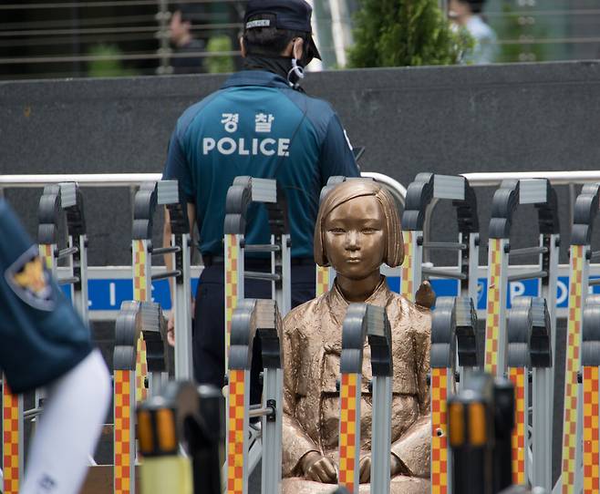 일본군 위안부 피해자를 모욕하고 평화의 소녀상을 훼손한 시민단체 대표가 수사 선상에 올랐다. 사진은 서울 종로구 옛 주한일본대사관 앞 소녀상 인근. ⓒ시사저널 이종현