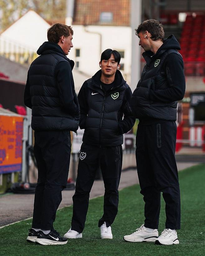 영국공영방송 BBC는 6일(한국시간) “리처드 휴즈 포츠머스 디렉터가 토트넘과 양민혁(가운데)의 겨울이적시장 복귀 가능성에 대해 논의했다”고 보도했다. 사진출처｜포츠머스 페이스북