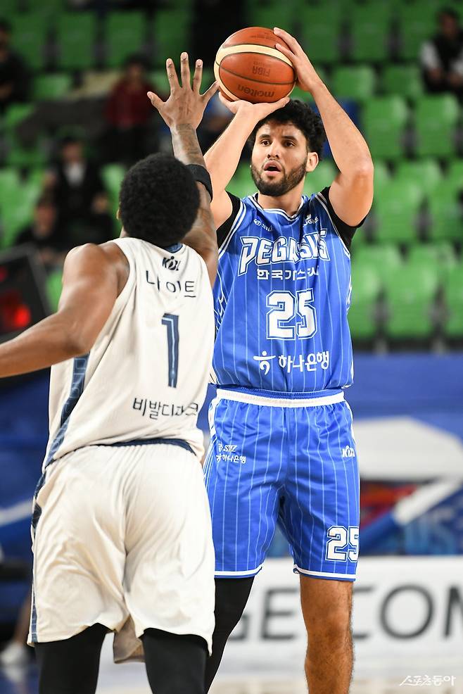 가스공사의 베니 보트라이트(오른쪽)가 5일 소노와 KBL 데뷔전에서 슛을 시도하고 있다. 사진제공｜KBL