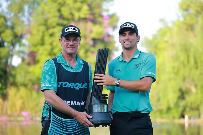 호아킨 니만(오른쪽)이 지난해 LIV 골프 멕시코 대회에서 우승한 뒤 캐디 게리 매슈스와 기념촬영하고 있다. 게티이미지코리아