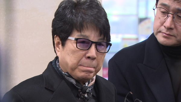 가수 조용필이 5일 서울 서초구 서울성모병원 장례식장에 마련된 배우 안성기의 빈소 조문을 마친 뒤 취재진의 질문에 답하고 있다. 사진 연합뉴스