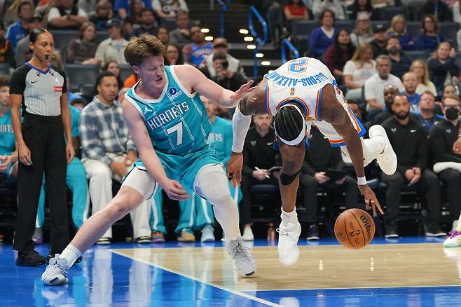 콘 크니플(왼쪽)이 6일 미국 오클라호마주 오클라호마시티의 페이컴 센터에서 열린 오클라호마시티 선더와 2025~2026 미국프로농구 정규리그 원정 경기에서 샤이 길저스-알렉산더를 막아내고 있다.  오클라호마시티 | AP연합뉴스