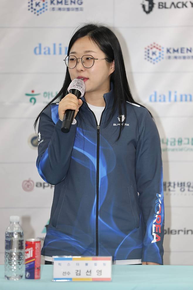 제25회 밀라노 코르티나담페초 동계올림픽에 출전하는 믹스더블 컬링 국가대표 김선영이 2일 서울 송파구 올림픽파크텔에서 열린 출정식에서 각오를 밝히고 있다. 2026.1.2 연합뉴스
