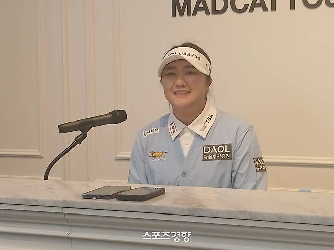 유해란이 6일 자신의 의류후원사 매드캐토스 매장이 있는 서울 신사동에서 기자회견을 하고 있다.