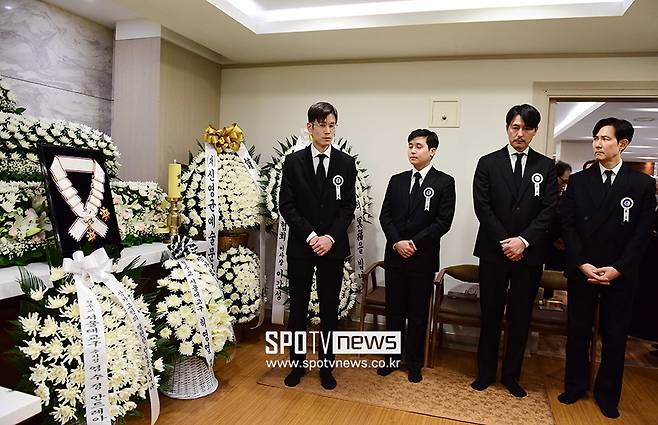 ▲ 고 안성기 빈소 정우성 이정재 ⓒ사진공동취재단