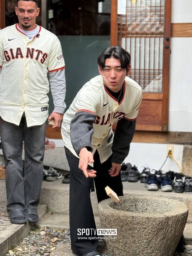 ▲ 비석치기를 하고 있는 이정후