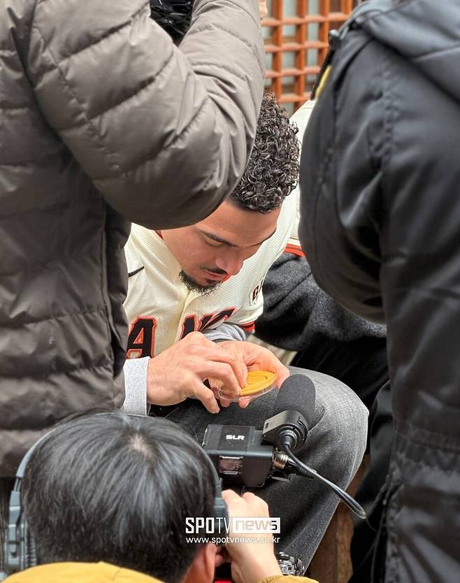 ▲ 달고나 만들기에 열중인 윌리 아다메스