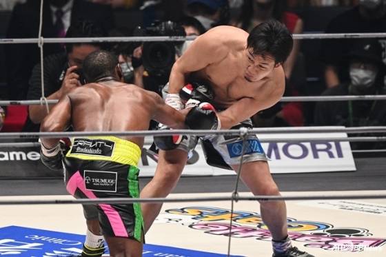 플로이드 메이웨더(왼쪽)와 경기 중 아사쿠라 미쿠루. /AFPBBNews=뉴스1