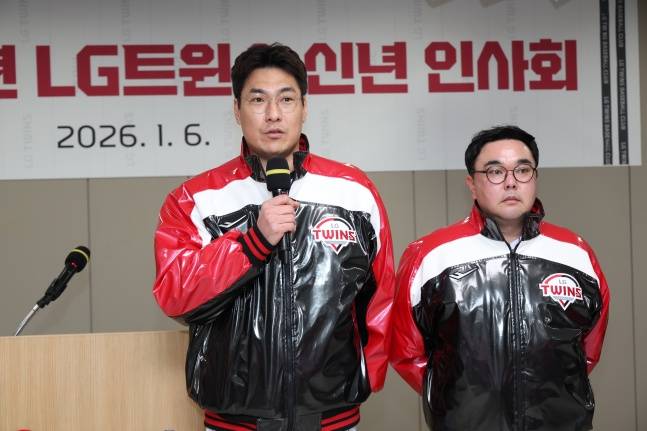 이동현 코치(왼쪽)를 포함한 LG 신입 코치들이 6일 서울 잠실야구장에서 열린 2026년 LG 트윈스 신년 인사회에 참석해 인사하고 있다. /사진=LG 트윈스 제공