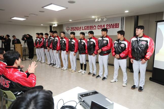 LG 2026 신인 선수들이 6일 서울 잠실야구장에서 열린 2026년 LG 트윈스 신년 인사회에 참석해 인사하고 있다. /사진=LG 트윈스 제공