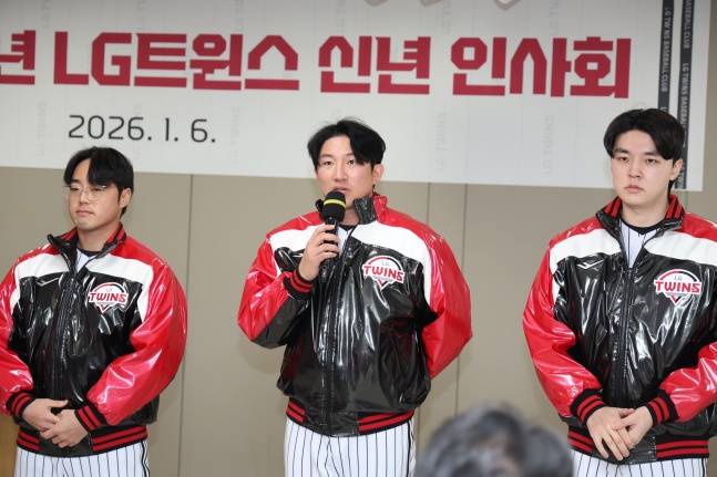 LG 장시환(가운데)이 6일 서울 잠실야구장에서 열린 2026년 LG 트윈스 신년 인사회에 참석해 인사하고 있다. /사진=LG 트윈스 제공