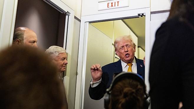 도널드 트럼프 대통령은 미국 석유 회사를 베네수엘라에 투입해 미국이 입은 경제적 손실을 보상 받겠다고 밝혔다.[사진｜뉴시스]