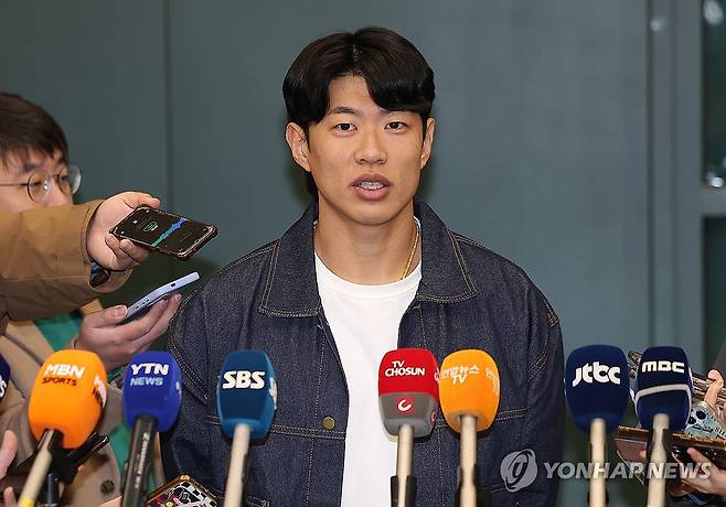 인터뷰하는 송성문 (영종도=연합뉴스) 김성민 기자 = 미국프로야구 메이저리그(MLB) 샌디에이고 파드리스와 4년 계약을 맺은 송성문이 23일 인천국제공항을 통해 입국한 뒤 인터뷰하고 있다. 2025.12.23 ksm7976@yna.co.kr