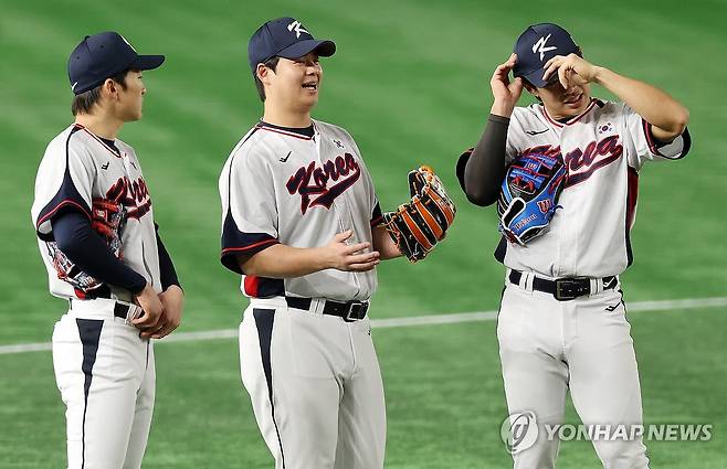 분위기 좋은 야구대표팀 (도쿄=연합뉴스) 이동해 기자 = 한국 야구대표팀 박해민(왼쪽부터), 노시환, 송성문이 13일 일본 도쿄돔에서 열린 첫 훈련에서 대화하고 있다. 2025.11.13 eastsea@yna.co.kr