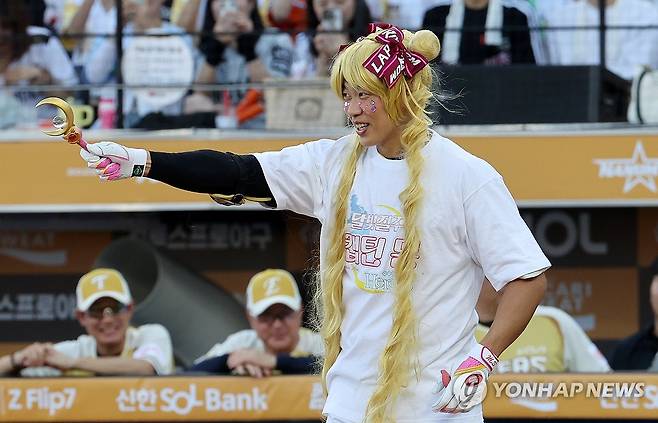 '세일러문이 나간다' (대전=연합뉴스) 김준범 기자 = 12일 대전 한화생명 볼파크에서 열린 2025 신한 SOL뱅크 KBO 올스타전. 1회말 1사 1, 2루 때 나눔 올스타 송성문이 세일러문으로 분장해 타석에 들어서고 있다. 2025.7.12 psykims@yna.co.kr