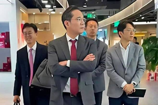 중국 베이징 쇼핑몰에서 목격된 이재용 삼성전자 회장 [웨이보 캡처. 재판매 및 DB금지]