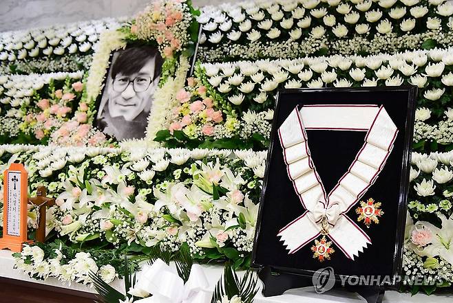 안성기에 금관문화훈장 추서 (서울=연합뉴스) 5일 별세한 배우 안성기의 서울성모병원 빈소에 훈장이 놓여 있다. 
    정부는 고인에게 대중문화예술 분야의 최고 영예인 금관문화훈장(1등급)을 추서했다. 2026.1.5 [사진공동취재단] photo@yna.co.kr