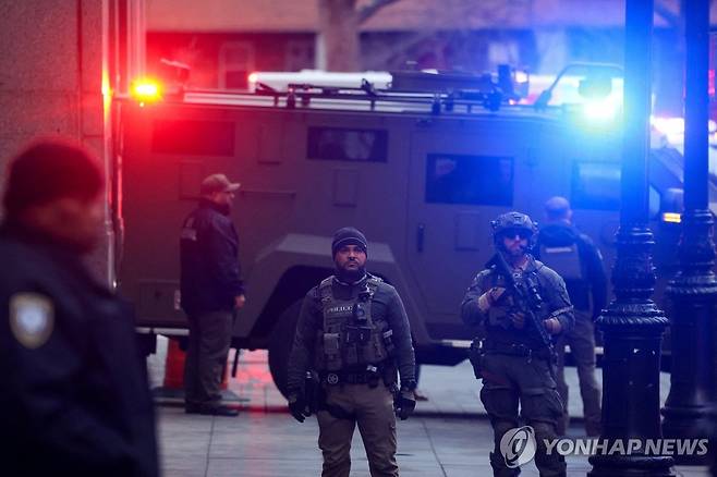 법원 청사로 진입하는 마두로 호송 추정 장갑트럭 [뉴욕 로이터=연합뉴스. 재판매 및 DB 금지]