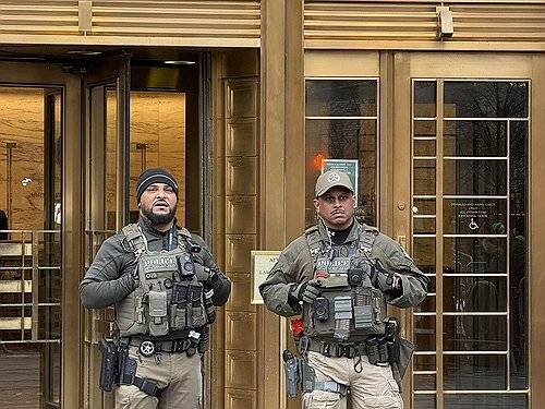 법원 입구의 무장 경찰 (뉴욕=연합뉴스) 이지헌 특파원 = 5일(현지시간) 니콜라스 마두로 베네수엘라 대통령이 출석하는 미국 뉴욕 맨해튼 뉴욕 남부연방법원 청사 입구에서 무장경찰이 경계 태세를 갖추고 있다. 2026.1.6 pan@yna.co.kr