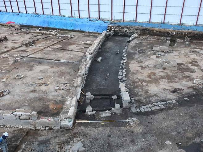 가 지역 동서 도로와 추정 '이문' 전경 한울문화유산연구원·한강문화유산연구원·수도문물연구원이 정리한 '서울 예지동 세운4구역 도시환경정비사업부지 내 유적 발굴 조사 학술자문회의' 자료집 속 사진 [자료집 캡처. 재판매 및 DB 금지]