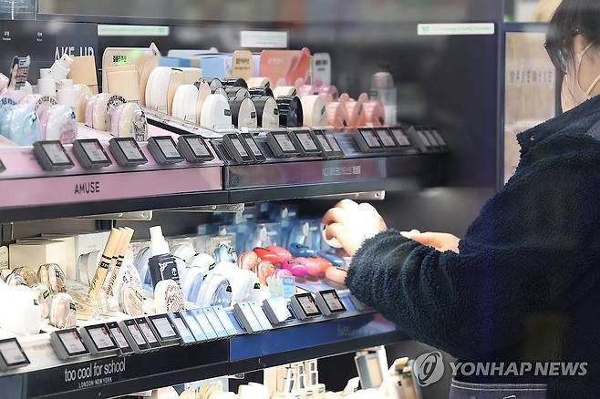 화장품 고르는 외국인 [연합뉴스 자료 사진]