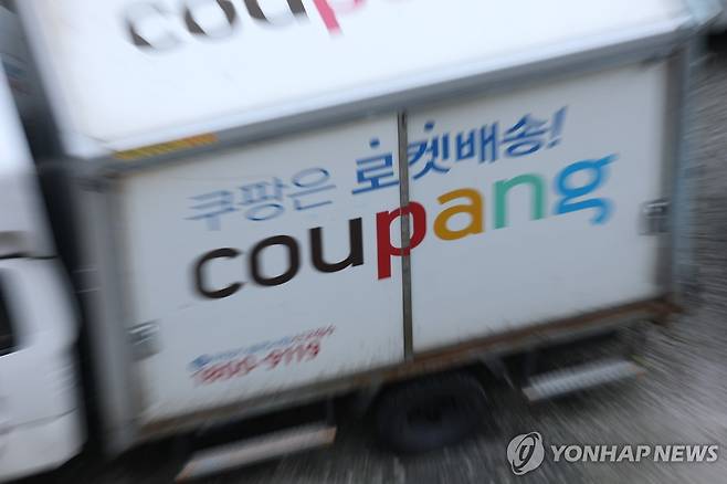 쿠팡 (서울=연합뉴스) 김성민 기자 = 지난해 12월 25일 서울 시내 한 주차장에 쿠팡 배달 차량이 주차돼 있다. 2025.12.25 ksm7976@yna.co.kr