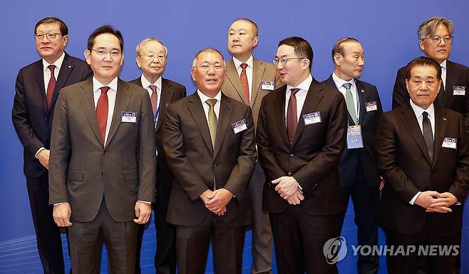 한·중 비즈니스 포럼 참석한 국내 기업 회장들 (베이징=연합뉴스) 한상균 기자 = 5일 중국 베이징 조어대에서 이재명 대통령이 참석한 가운데 열린 한·중 비즈니스포럼에서 국내 기업 대표들이 기념촬영을 기다리고 있다.
    앞줄 왼쪽부터 이재용 삼성전자 회장, 정의선 현대차그룹 회장, 구광모 LG 그룹 회장, 장인화 포스코홀딩스 회장.
    뒷줄 왼쪽부터 허태수 GS그룹 회장, 손경식 CJ그룹 회장, 구자은 LS 회장, 최병오 패션그룹 회장, 장철혁 SM엔터테인먼트 대표이사. 2026.1.5 xyz@yna.co.kr