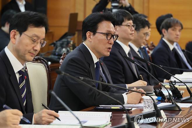 발언하는 김민석 국무총리 (서울=연합뉴스) 이정훈 기자 = 김민석 국무총리가 6일 서울 종로구 정부서울청사에서 열린 총리실 업무보고에서 발언하고 있다. 2026.1.6 uwg806@yna.co.kr