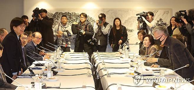 보건의료정책심의위원회 참석한 정은경 장관과 김택우 회장 (서울=연합뉴스) 박동주 기자 = 6일 서울 중구 달개비에서 열린 제2차 보건의료정책심의위원회에 정은경 보건복지부 장관과 김택우 대한의사협회 회장이 참석해 있다. 2026.1.6 pdj6635@yna.co.kr