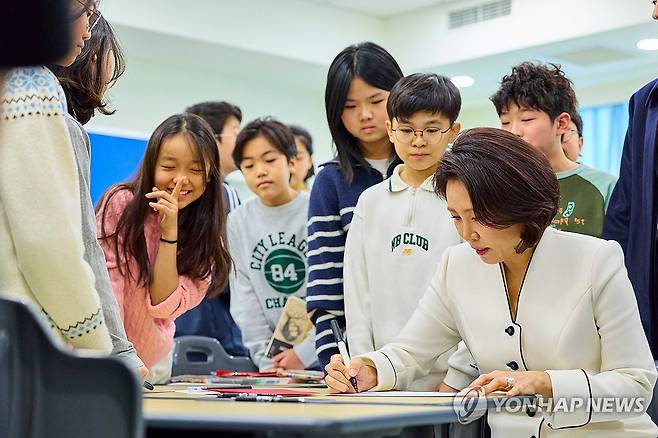 김혜경 여사, 북경한국국제학교 방문 (베이징=연합뉴스) 한상균 기자 = 이재명 대통령과 함께 중국을 국빈 방문한 김혜경 여사가 6일 북경한국국제학교를 방문해 학생들과 연하장을 만들고 있다. 북경한국국제학교는 1998년 설립 이후 30여 년간 한국인으로서의 정체성과 자긍심을 함양하고, 한중 양국의 미래 협력을 이끌 글로벌 인재를 양성하기 위해 힘써왔다. 2026.1.6 [공동취재 제공. 재판매 및 DB 금지] xyz@yna.co.kr