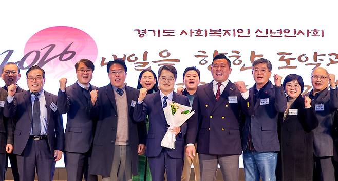 ▲ 7일 오후 수원시 영통구 경기도경제과학진흥원에서 열린 '2026 경기도 사회복지인 신년인사회'에서 김동연 지사와 경기도 사회복지사 일동이 파이팅을 외치고 있다./전광현 기자 maggie@incheonilbo.com