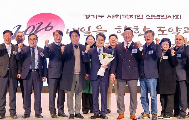 ▲&nbsp;7일 오후 수원시 영통구 경기도경제과학진흥원에서 열린 '2026 경기도 사회복지인 신년인사회'에서 김동연 지사와 경기도 사회복지사 일동이 파이팅을 외치고 있다./전광현 기자 maggie@incheonilbo.com