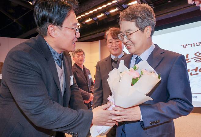 ▲&nbsp;7일 오후 수원시 영통구 경기도경제과학진흥원에서 열린 '2026 경기도 사회복지인 신년인사회'에서 경기도 사회복지사 일동이 김동연 지사에게 꽃다발을 전달하고 있다./전광현 기자 maggie@incheonilbo.com