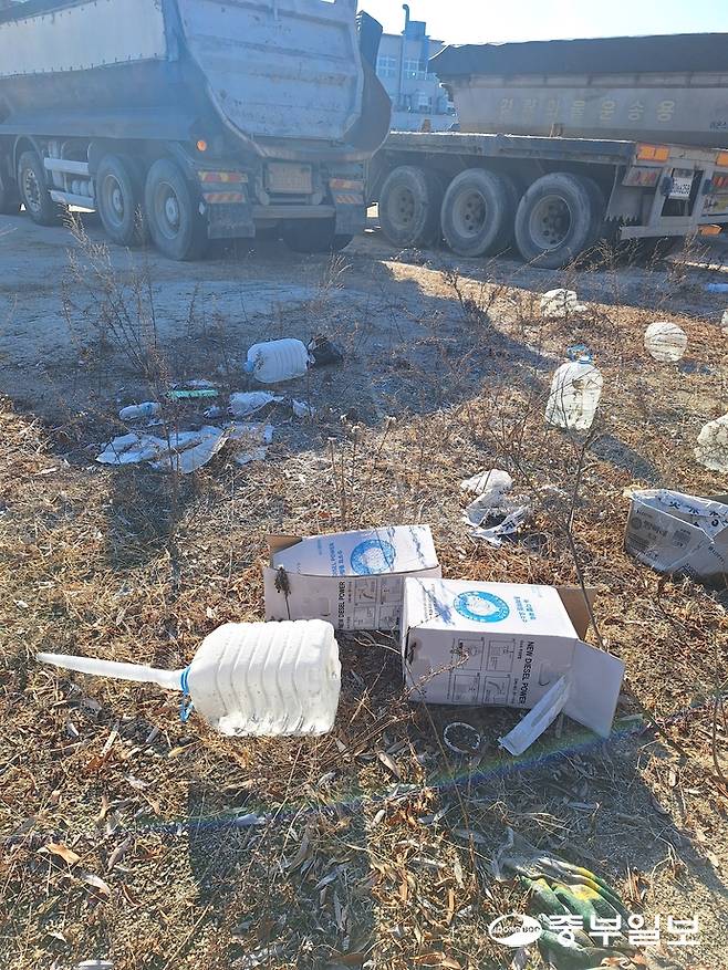 7일 포천 장자산업단지 내 미분양 부지에 조성된 임시 주차장에서 무단으로 출입한 대형 덤프트럭들과 방치되고 있는 쓰레기 모습. 김두현 기자