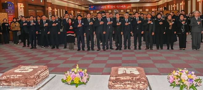 7일 충남 천안시 충남북부상공회의소에서 열린 2026년 경제계 신년교례회에서 홍경선 충청투데이 대표이사 사장, 문상인 충남북부상공회의소 회장, 김태흠 충남도지사, 홍성현 충남도의회 의장, 오세현 아산시장을 비롯한 내빈들이 국민의례를 하고 있다. 김주형 기자 kjh2667_@cctoday.co.kr