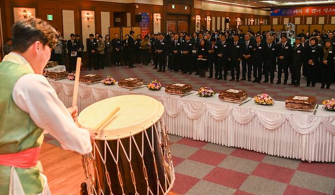 7일 충남 천안시 충남북부상공회의소에서 열린 2026년 경제계 신년교례회에 참석한 내빈들이 식전공연을 관람하고 있다. 김주형 기자 kjh2667_@cctoday.co.kr