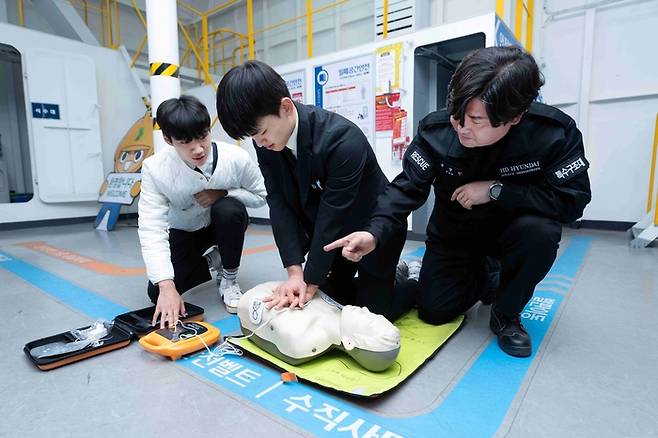 HD현대중공업 안전체험관에서 윤형민 기사가 아들인 재준 군과 문현서 군에게 특별 안전 교육을 실시하고 있다.