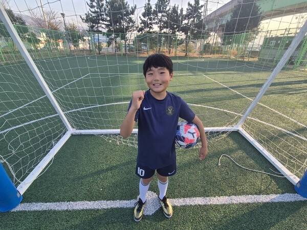 가장 좋아하는 축구공을 들고 축구 골대 앞에서 포즈를 취하고 있는 백재승 학생. /문정민 기자