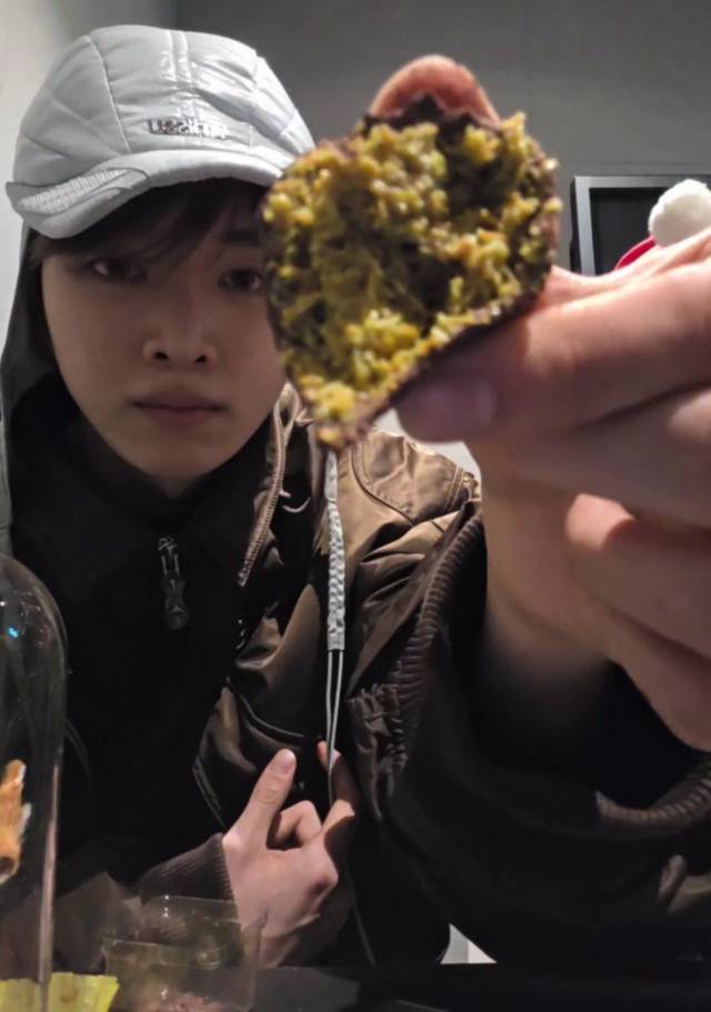 보이그룹 라이즈의 성찬이 최근 팬들과의 라이브 방송에서 어렵게 구한 두쫀쿠를 직접 맛보는 모습을 공개했다. 인터넷 캡쳐