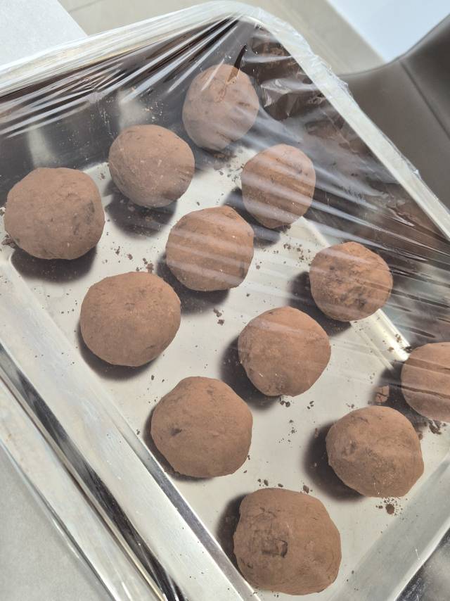 아부다비에 거주 중인 전모(34) 씨는 최근 두쫀쿠를 직접 만들어봤다. 그는 "현지에서도 교민들이 직접 레시피를 공수해 만들어 먹는 것이 유행하고 있다"고 말했다.