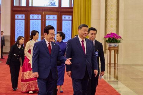 이재명 대통령과 시진핑 중국 국가주석이 5일 베이징 인민대회당에서 열린 이 대통령 공식환영식 후 정상회담을 위해 이동하고 있다. (사진=연합뉴스)