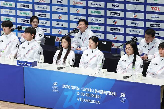 7일 충북 진천선수촌에서 열린 2026 밀라노코르티나 동계올림픽대회 D-30 미디어데이에서 유승민 대한체육회장이 취재진 질문에 답하고 있다. 사진=연합뉴스