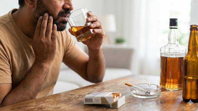 알코올 섭취와 흡연은 구강암 발생 위험성을 높인다 | 출처: Gemini 생성