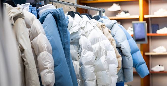 두꺼운 겨울 패딩일수록 자신에게 맞는 디자인 선택이 날씬해 보이는 첫걸음이다. 사진=게티이미지뱅크