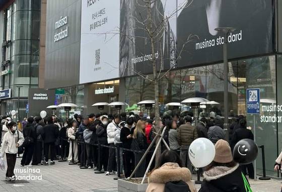 무신사 스탠다드 홍대 플래그십 스토어 앞에서 고객들이 입장을 기다리고 있다.(무신사 제공)