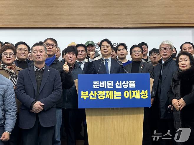 이재성 부산시장 출마예정자가 지지자들과 기념촬영을 하고 있다. 2026.1.7/뉴스1 ⓒ News1 홍윤 기자