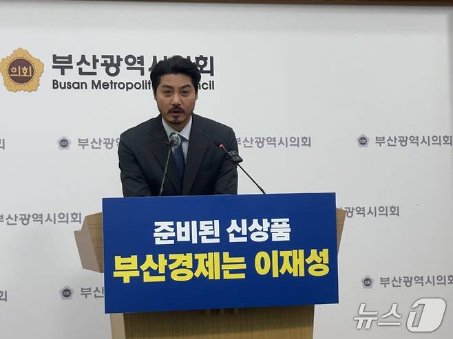 이재성 출마예정자의 후원회장으로 내정된 이관훈 배우가 지지발언을 하고 있는 모습 2026.1.7/뉴스1 ⓒ News1 홍윤 기자