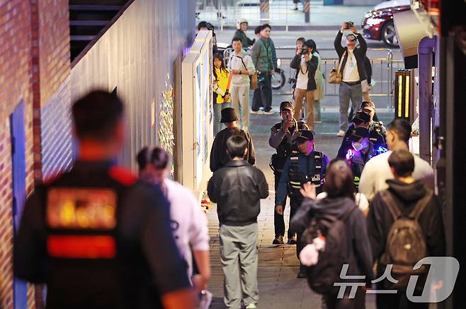 서울 용산구 이태원 해밀톤호텔 옆 이태원 참사 골목에서 경찰관들이 순찰을 하고 있다. /뉴스1 ⓒ News1 장수영 기자