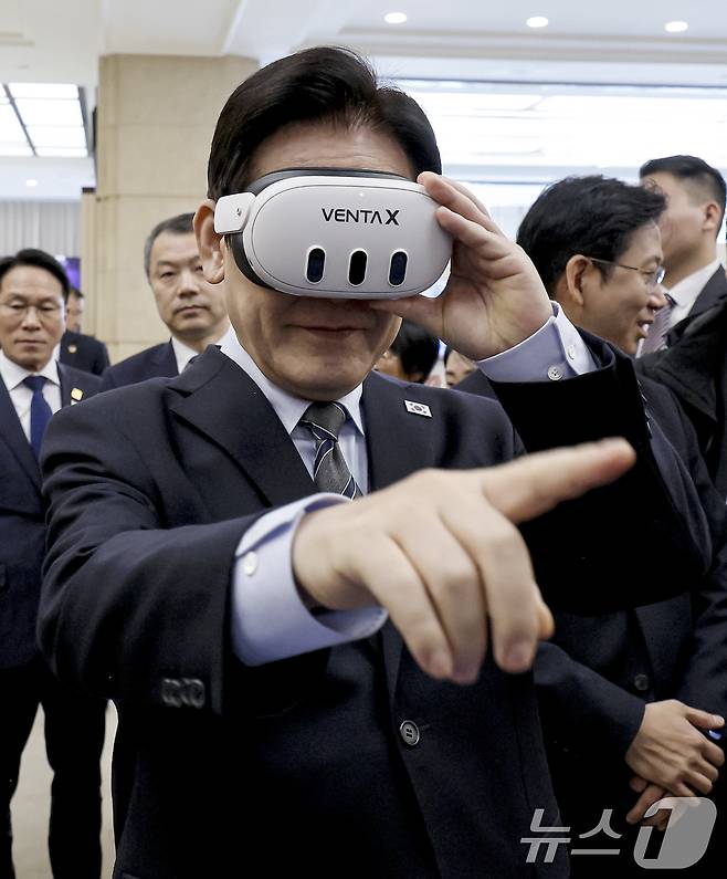이재명 대통령이 7일 중국 상하이 국제회의중심에서 열린 한중 벤처스타트업 서밋 행사에서 VR기기 벤타X를 체험하고 있다. 2026.1.7/뉴스1 ⓒ News1 허경 기자